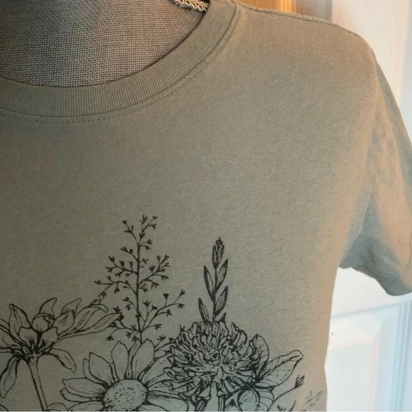 DOE bouquet of flowers printed tshirt size XS - Picture 2 of 5